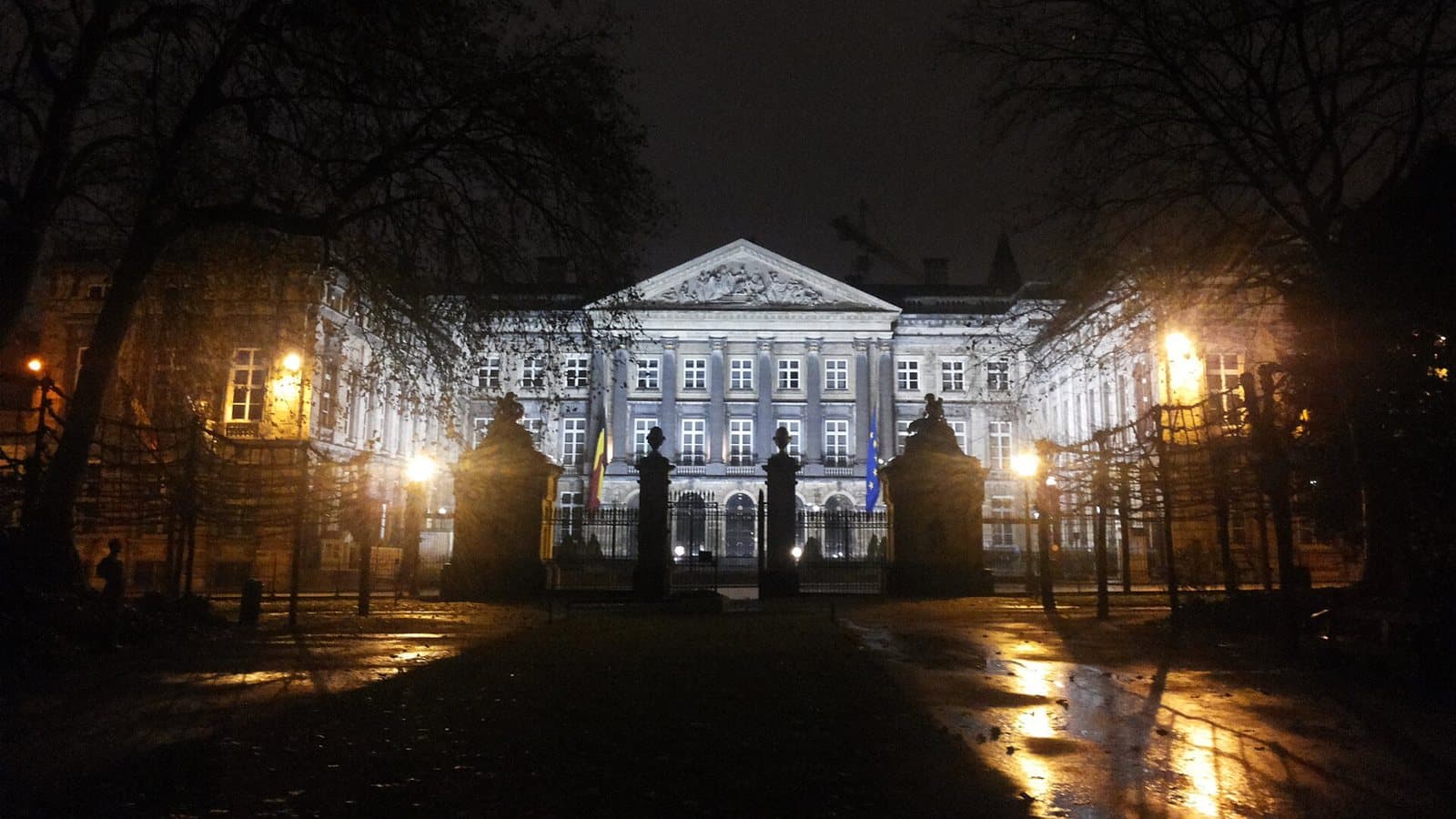 Brussel Paleis der Natie in de nacht (1). File photograph.